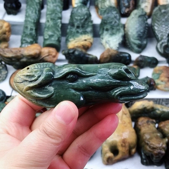 未镶嵌岫岩河磨玉（透闪石质玉）把件