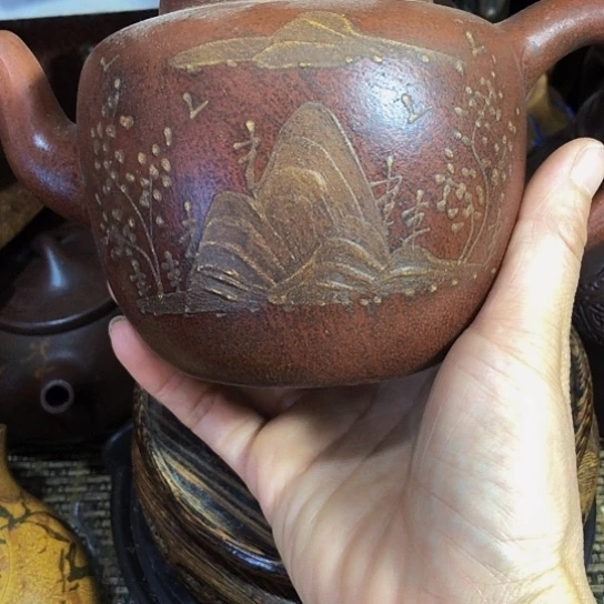 茶壶紫砂原矿泥料手工制作的一把紫砂壶。
