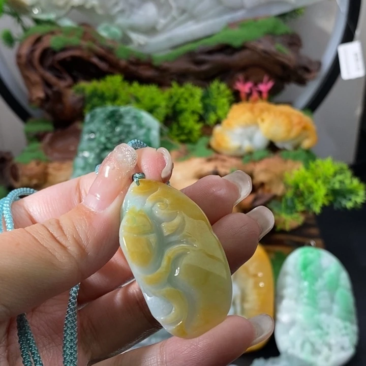 翡翠未镶嵌颈饰鱼