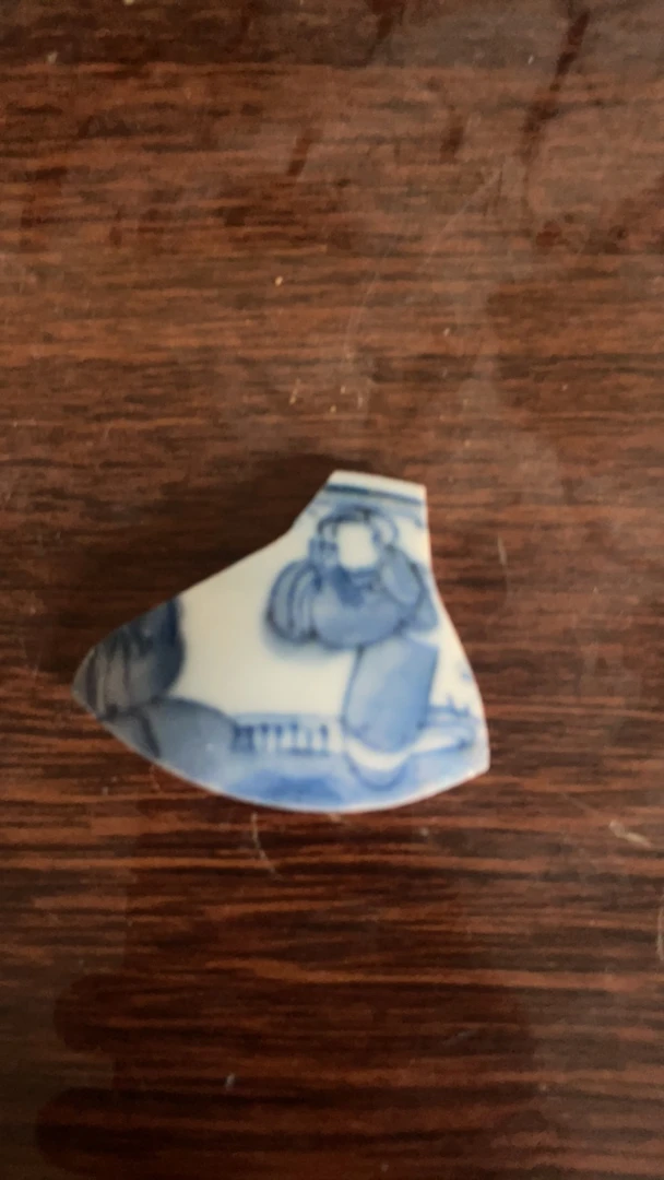 青花碗腹部人物图