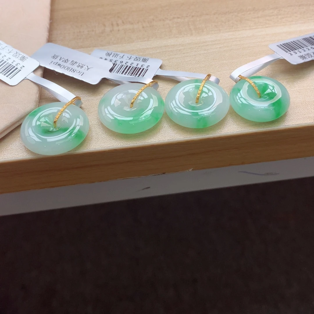 翡翠未镶嵌颈饰多样性发一个