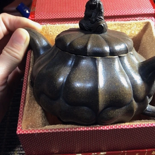 紫砂茶壶原矿泥料手工制作紫砂壶。