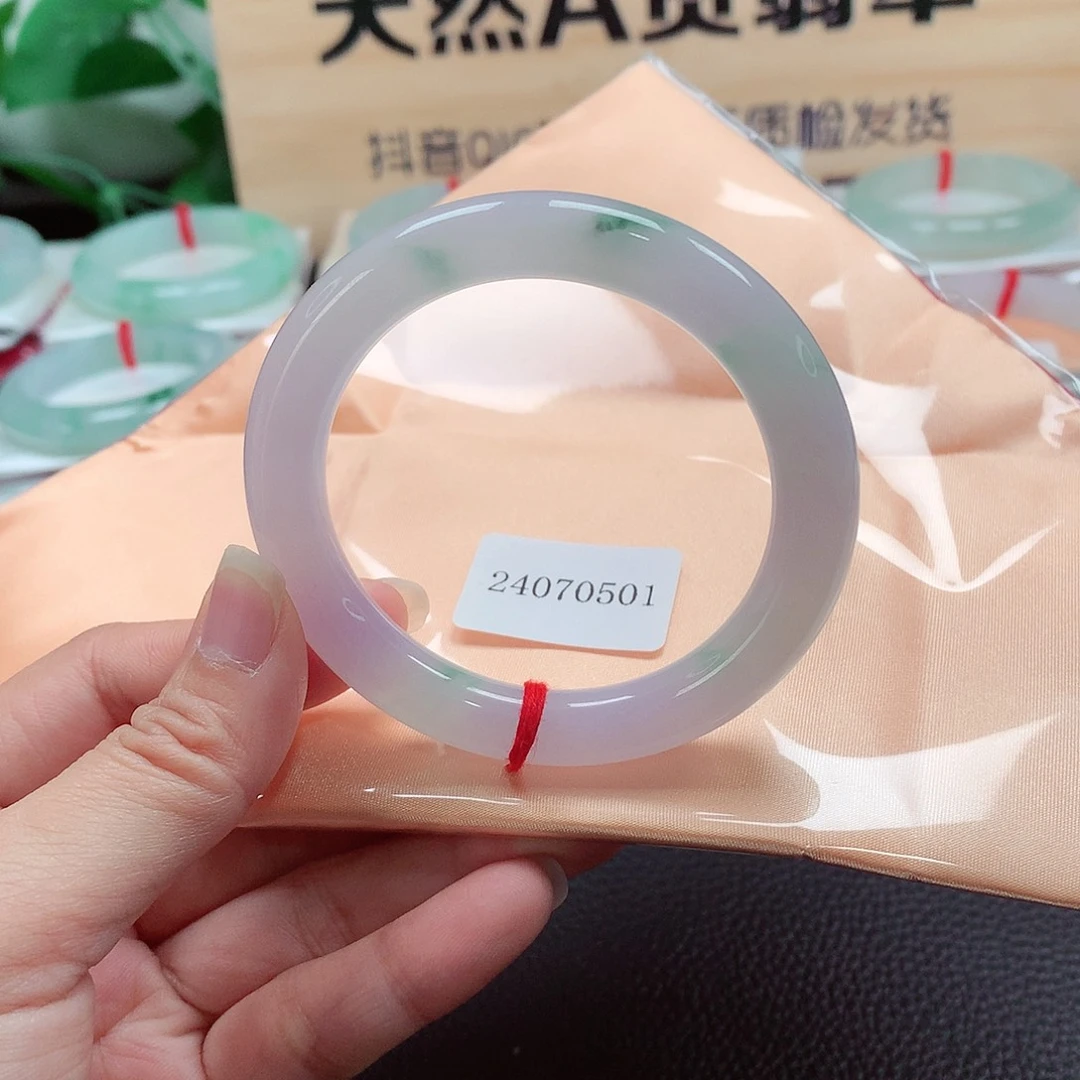 翡翠手镯(圆镯)未镶嵌天然A货翡翠手镯