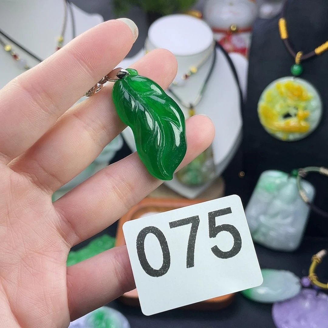翡翠未镶嵌吊坠(赠链)