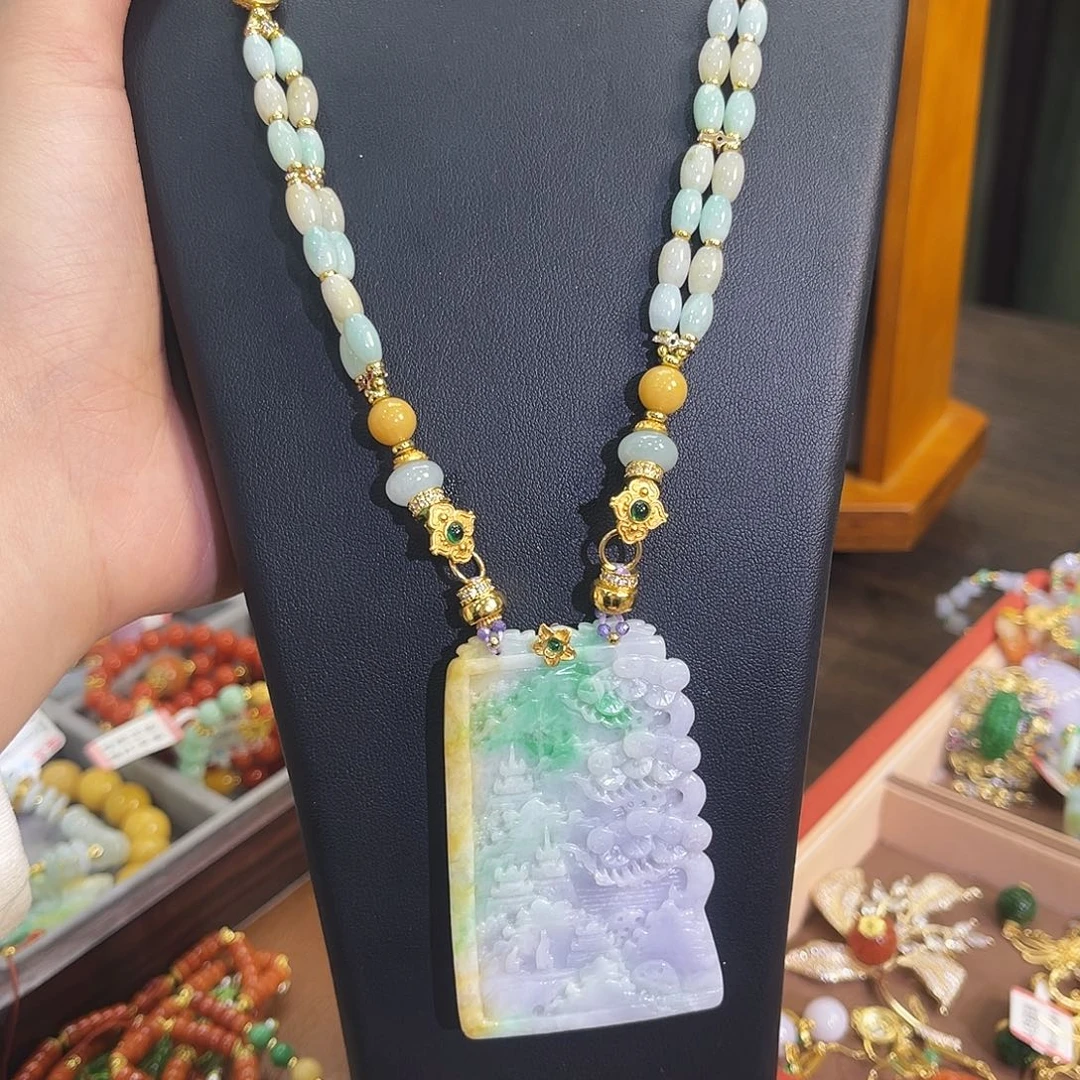 翡翠未镶嵌颈饰山水