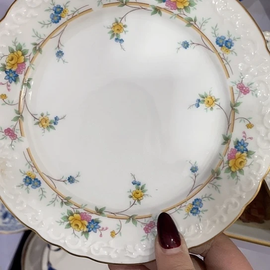 L***?瓷器和陶瓷工艺制品生产基地