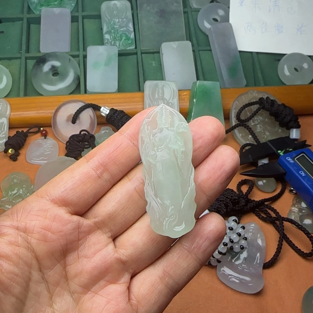 翡翠未镶嵌颈饰观音
