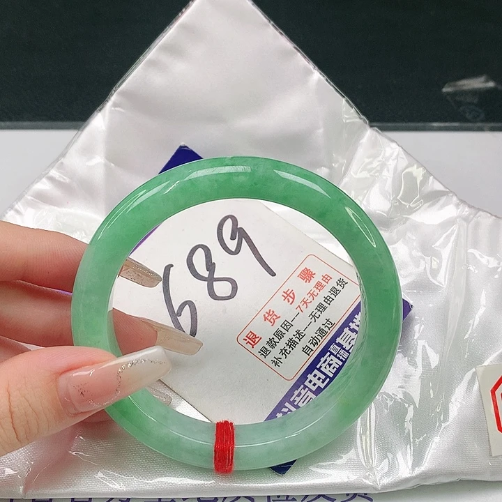 翡翠手镯未镶嵌翡翠手镯