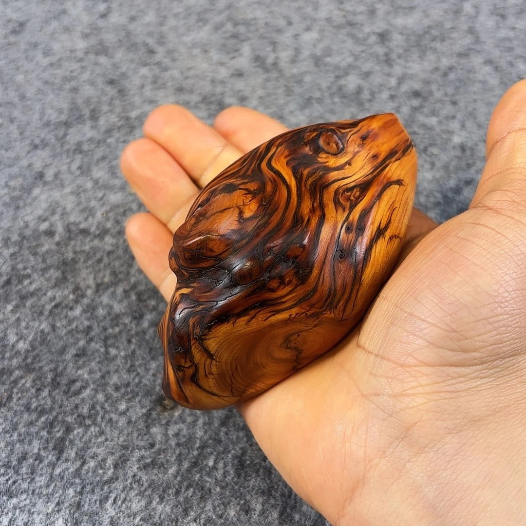 崖柏经典虎皮纹把件