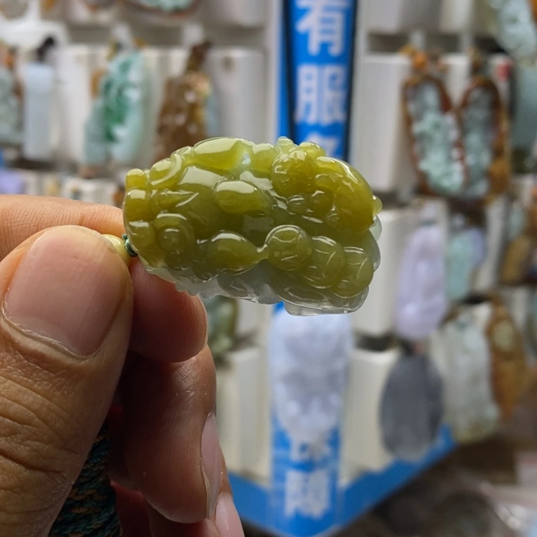 墨***兮翡翠未镶嵌颈饰皮球