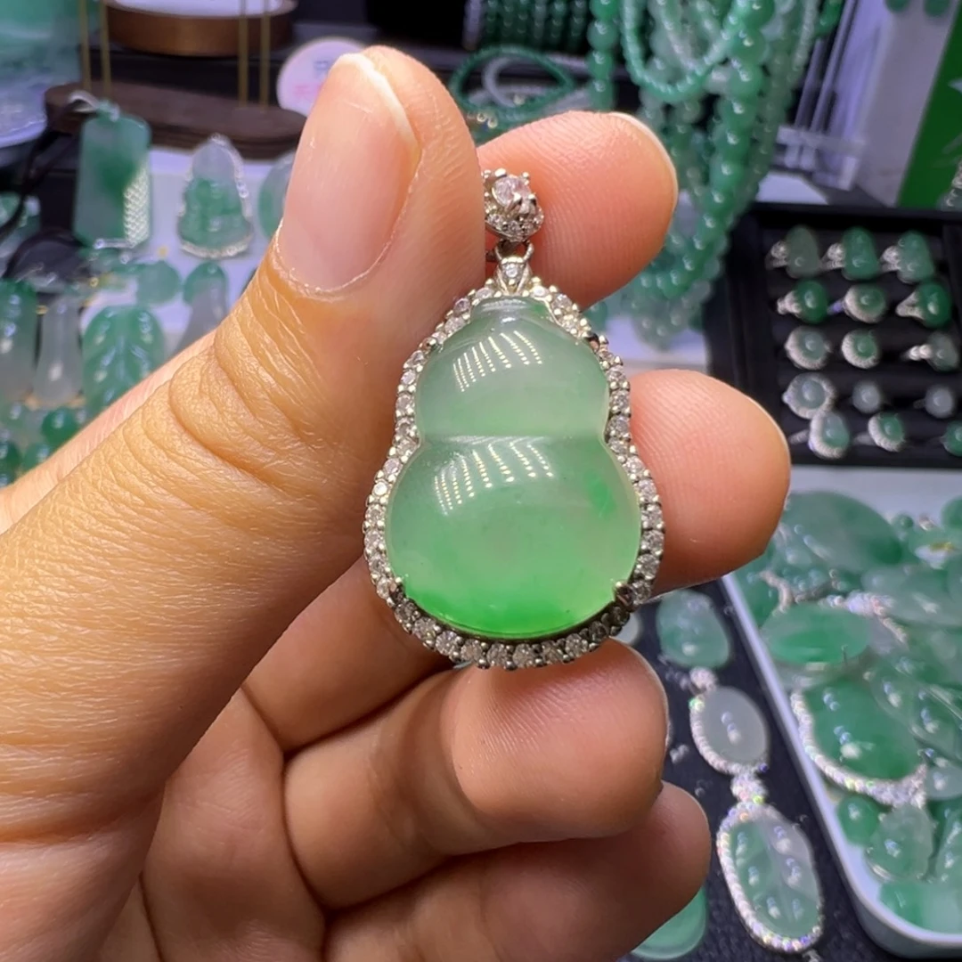 石英质玉（非洲翠）未镶嵌颈饰