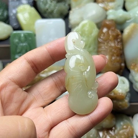 颈饰未镶嵌和田玉龍**人