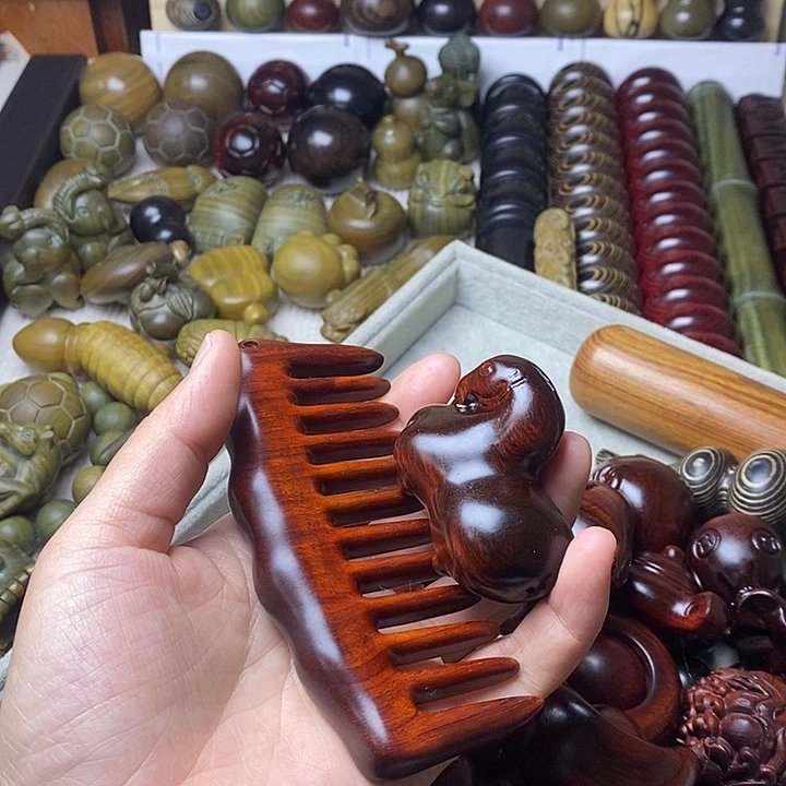 紫檀手把件254625.5558