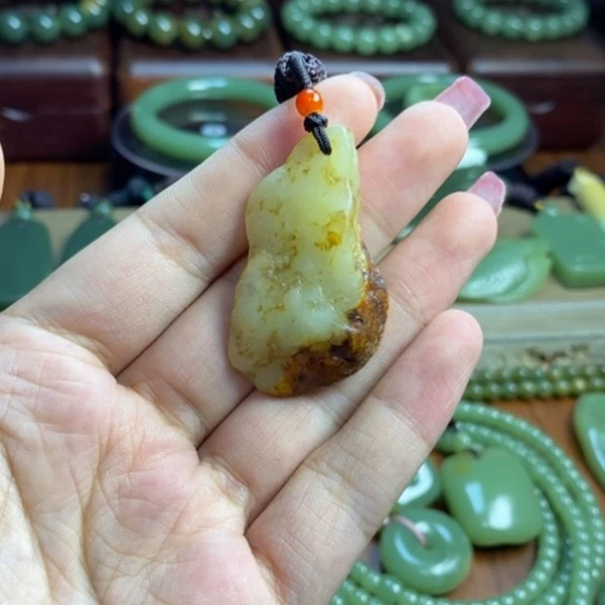 岫岩河磨玉(透闪石质玉)未镶嵌颈饰