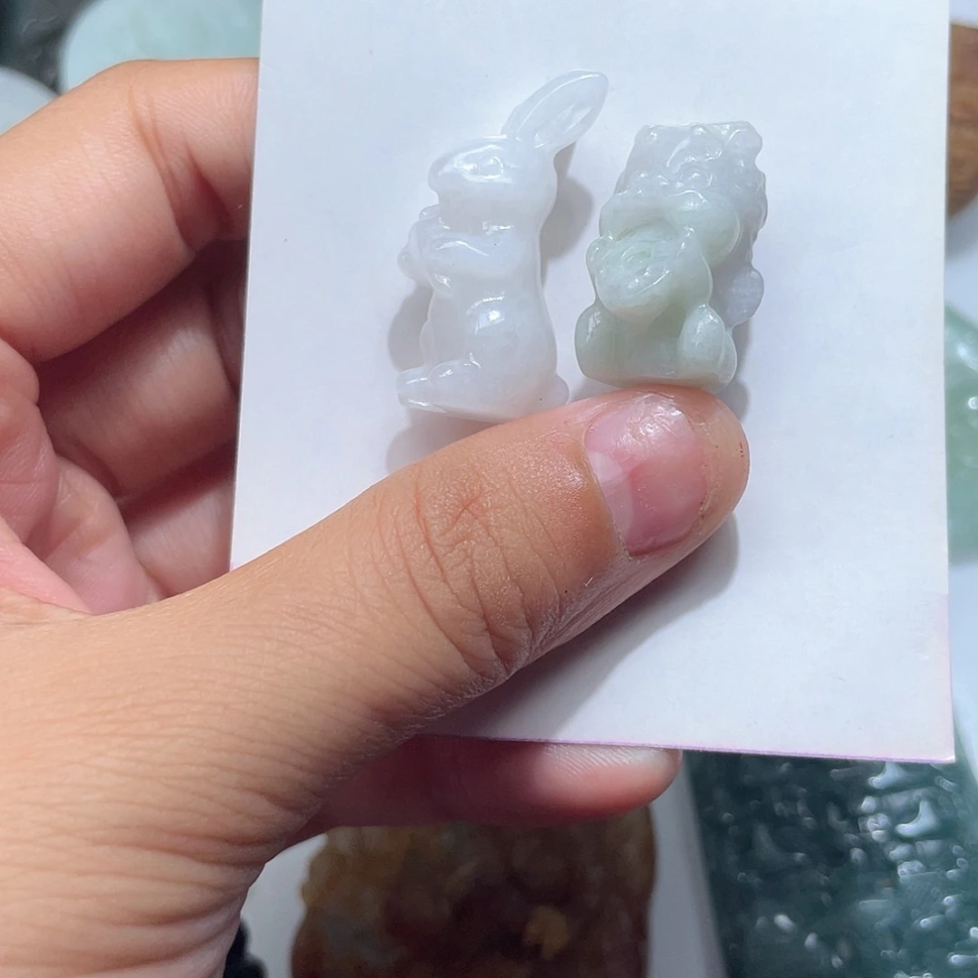 翡翠未镶嵌颈饰是