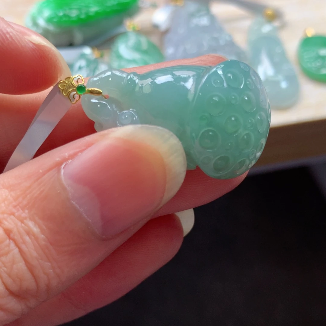 翡翠18K金镶嵌颈饰吊坠