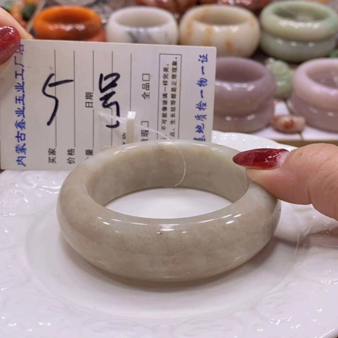 【闪购商品】未镶嵌手镯石英质玉