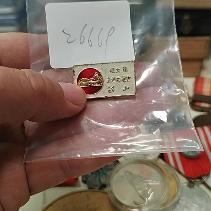 f***9早期毛主席像纪念章