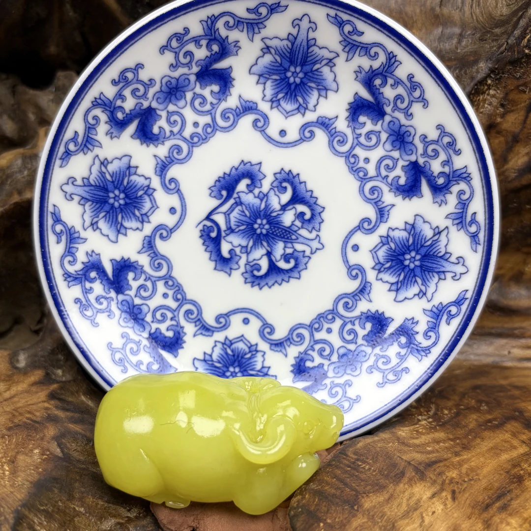 新疆和田玉，牛牛挂件，43克