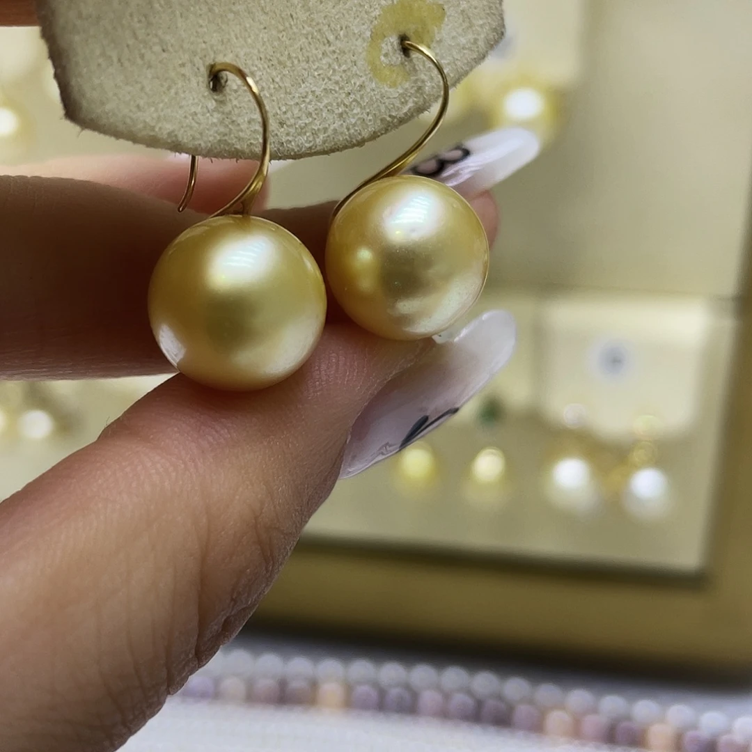 18K金镶嵌海水珍珠耳饰