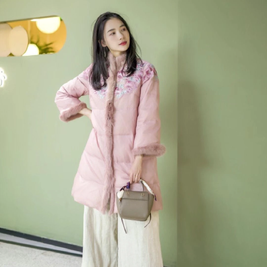 大吉复古纯色绣花羽绒服中长款保暖上衣兔毛外套女宽松直筒白鸭绒