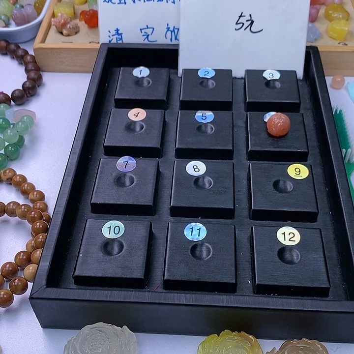 玛瑙/玉髓雕刻件未镶嵌老***人