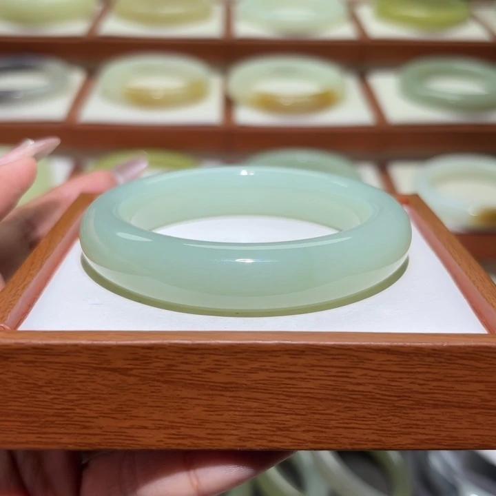 和田玉未镶嵌手镯满绿翠卡55/56