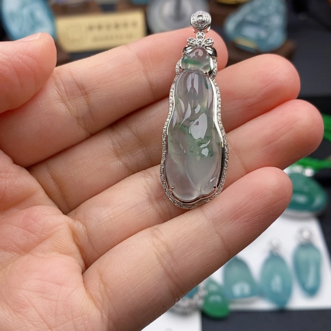 翡翠18K金镶嵌颈饰随形