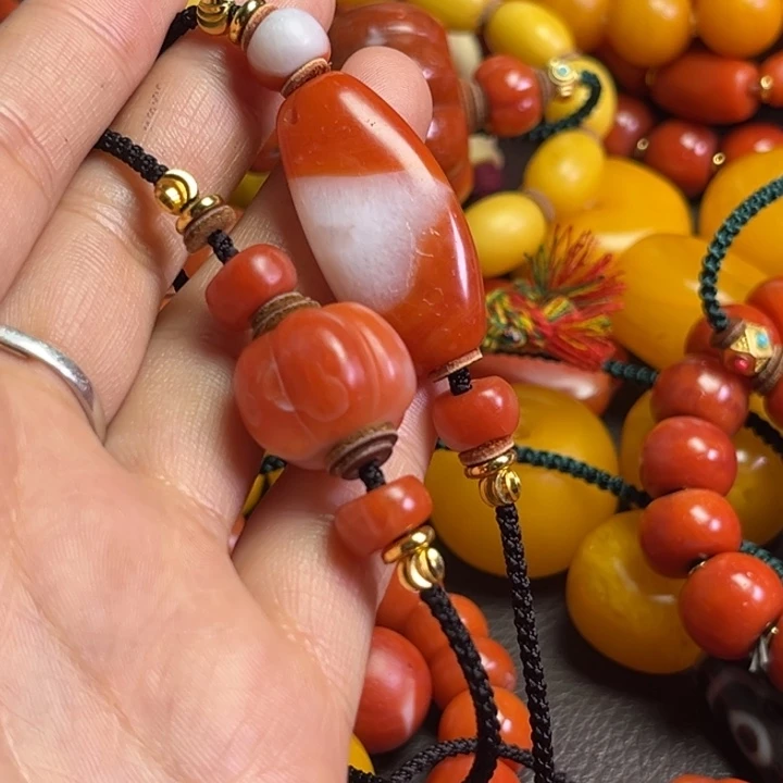 颈饰琉璃玉**居琉璃……………