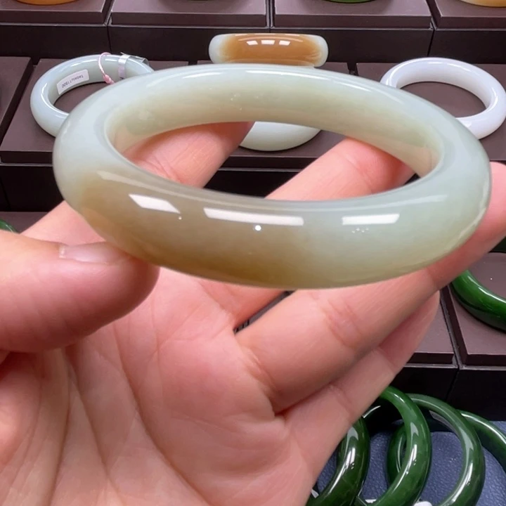 和田玉未镶嵌手镯