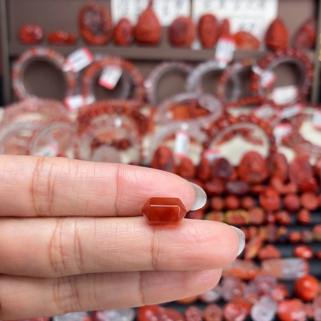 南红玛瑙未镶嵌颈饰六棱珠12*7+