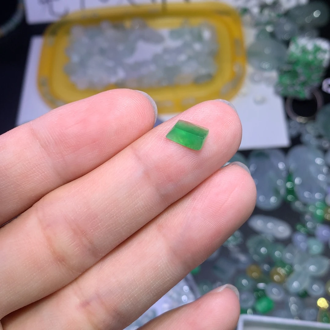 翡翠未镶嵌颈饰切割面