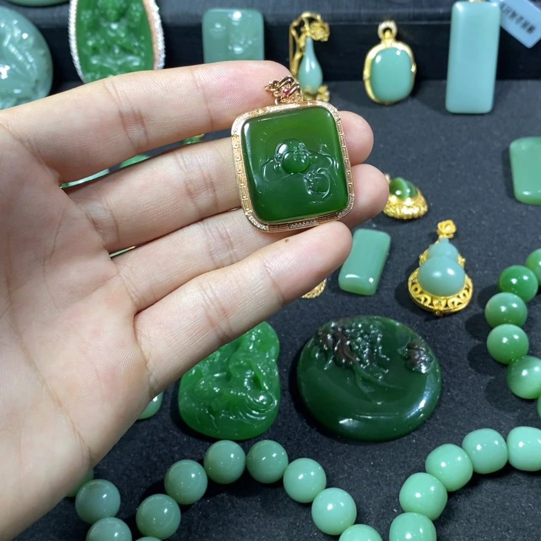 颈饰18K金镶嵌和田玉（碧玉）