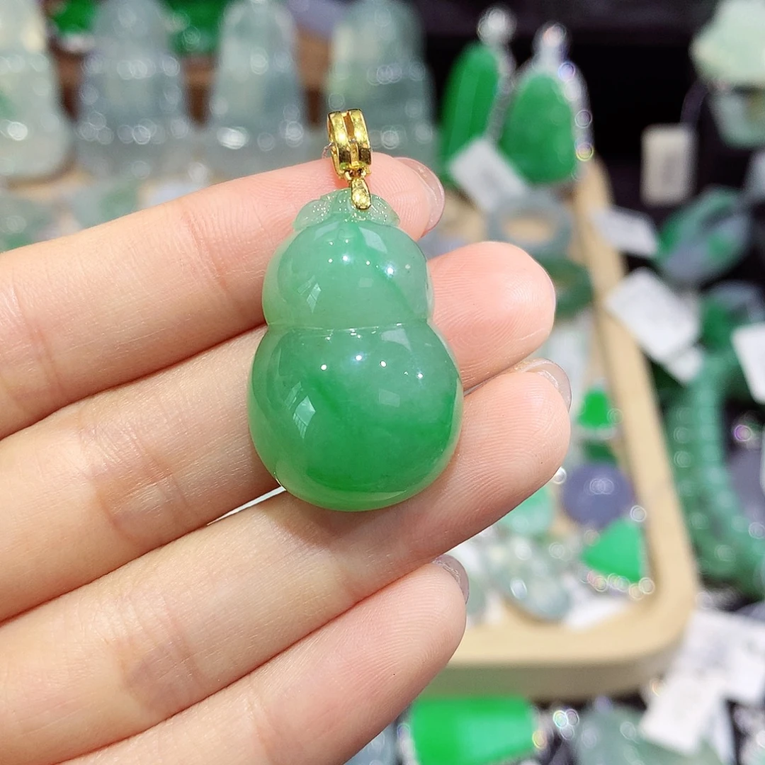 翡翠18K金镶嵌颈饰葫芦