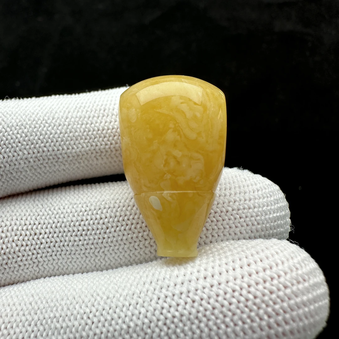 J6072天然原矿蜜蜡 妖花三通 17.5*29mm 100克价