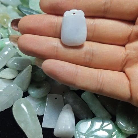 翡翠未镶嵌颈饰小胖牌子