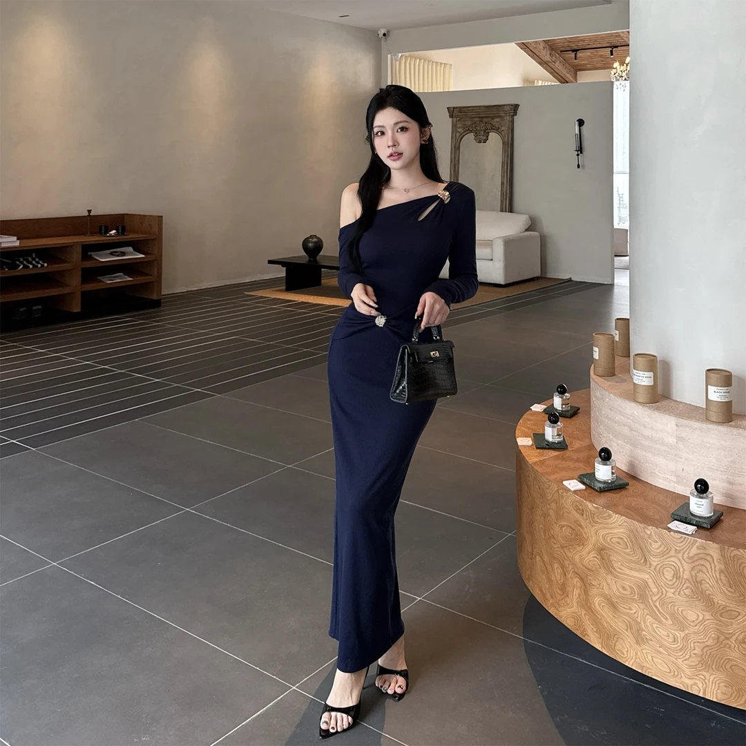 WOWDARK高级感镂空金属扣连衣裙2025秋冬新款气质斜肩修身礼服裙