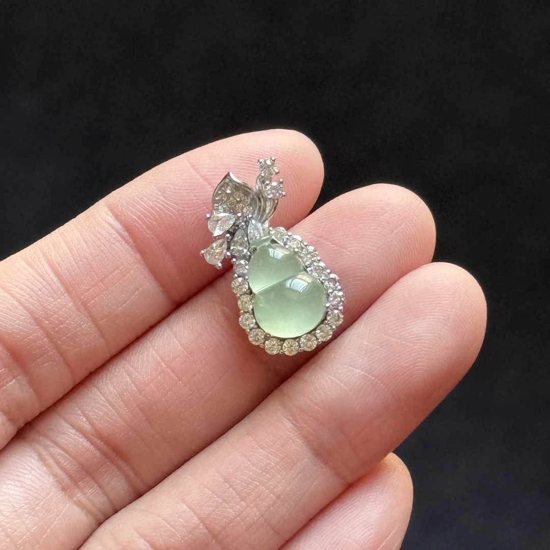 冰晴绿葫芦吊坠(赠链)缅甸a货翡翠,种水好颜色好精致小巧气质时尚