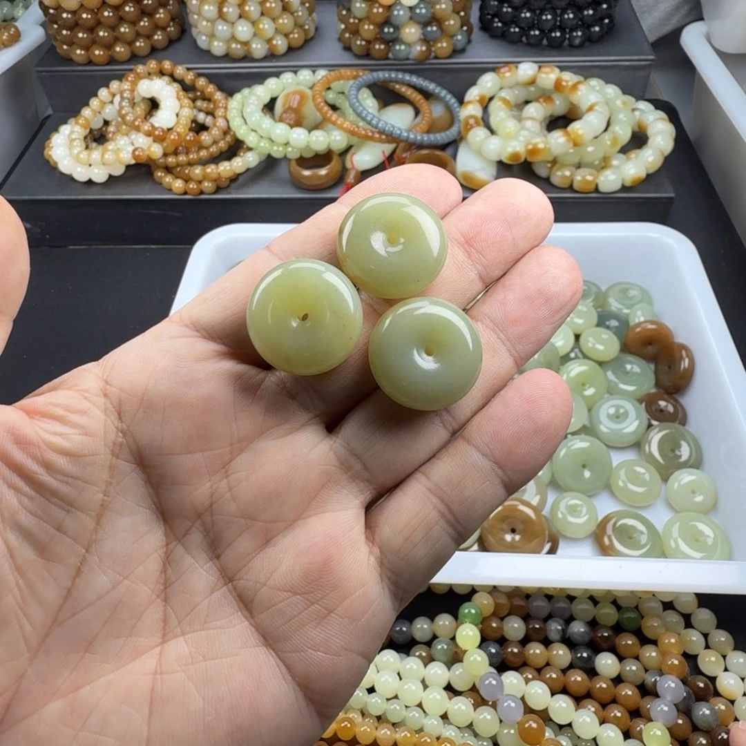 娜****和田玉未镶嵌颈饰