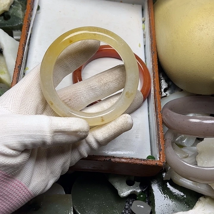 未镶嵌透闪石质玉珠宝奇石橘**梅