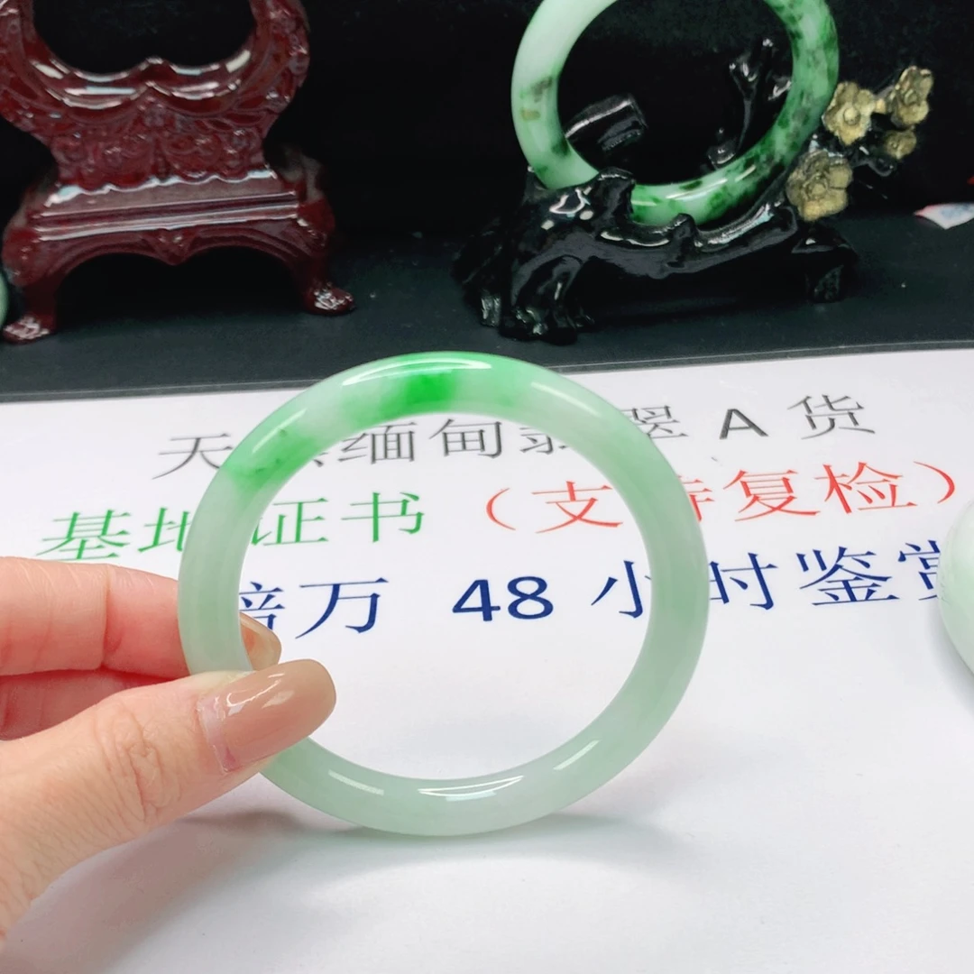 翡翠手镯（圆镯）未镶嵌憨*缅甸天然A货翡翠