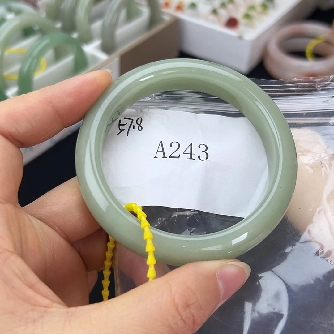 石英质玉未镶嵌手镯