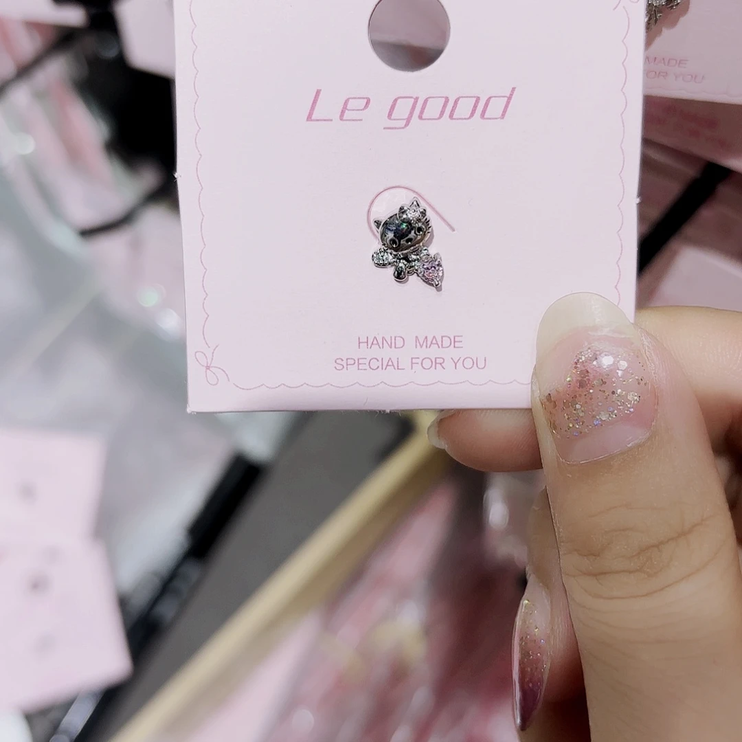 2****非金属发饰一个耳骨钉