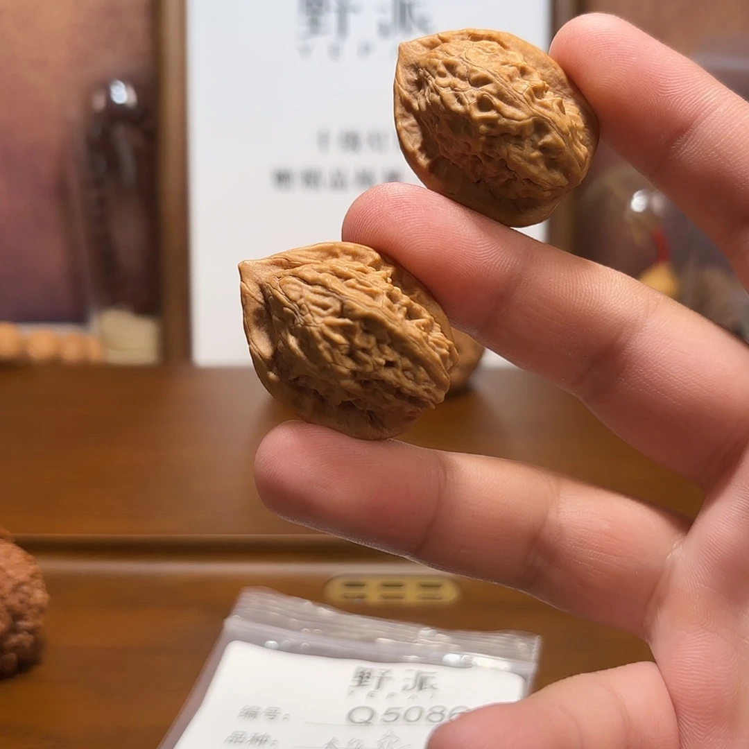 文玩核桃吊坠大红袍