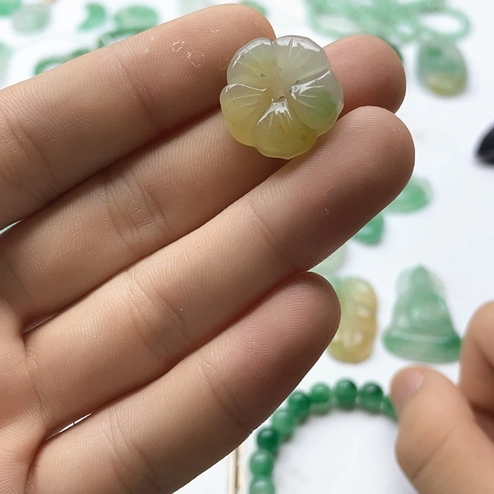 石英质玉未镶嵌颈饰