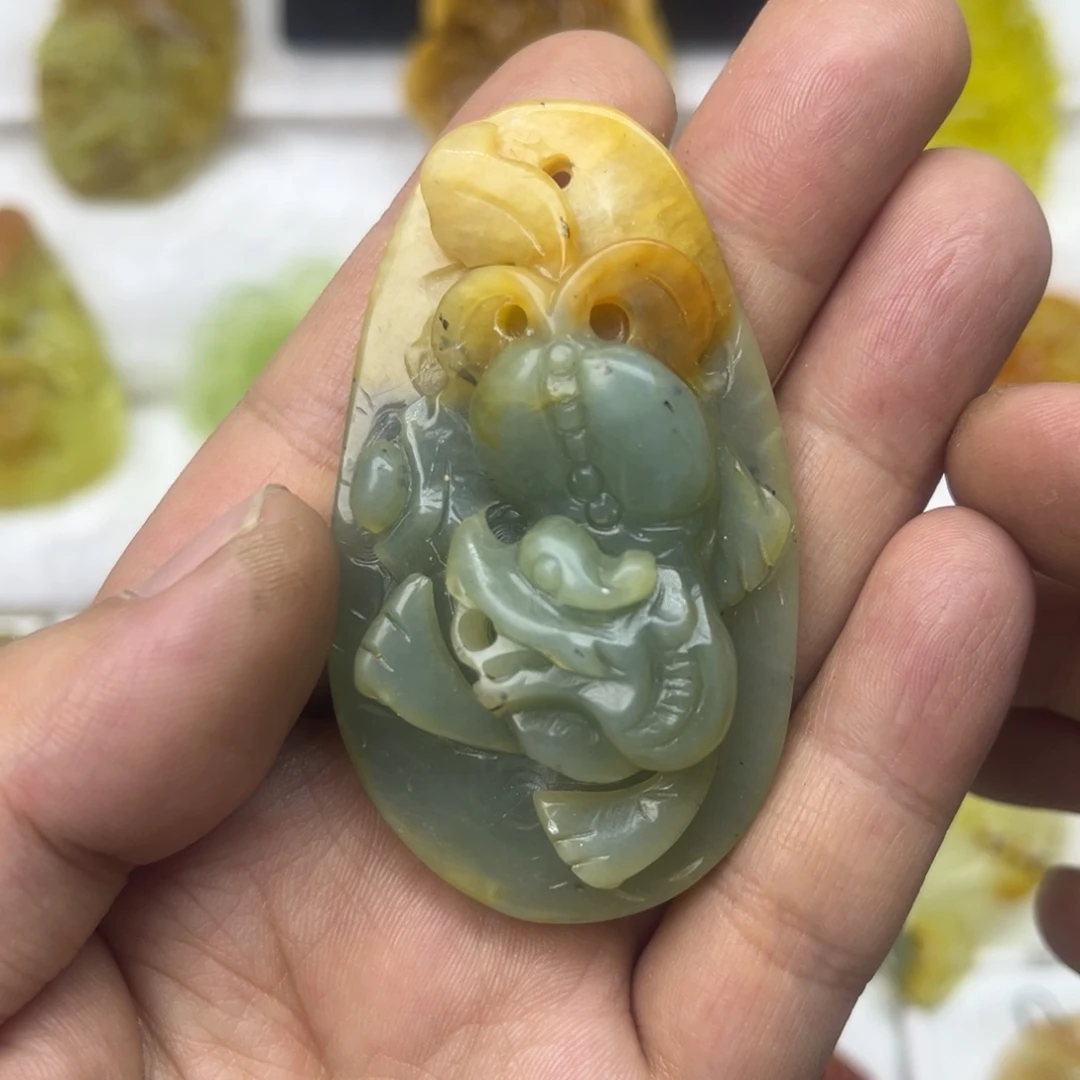 蛇纹石玉颈饰未镶嵌