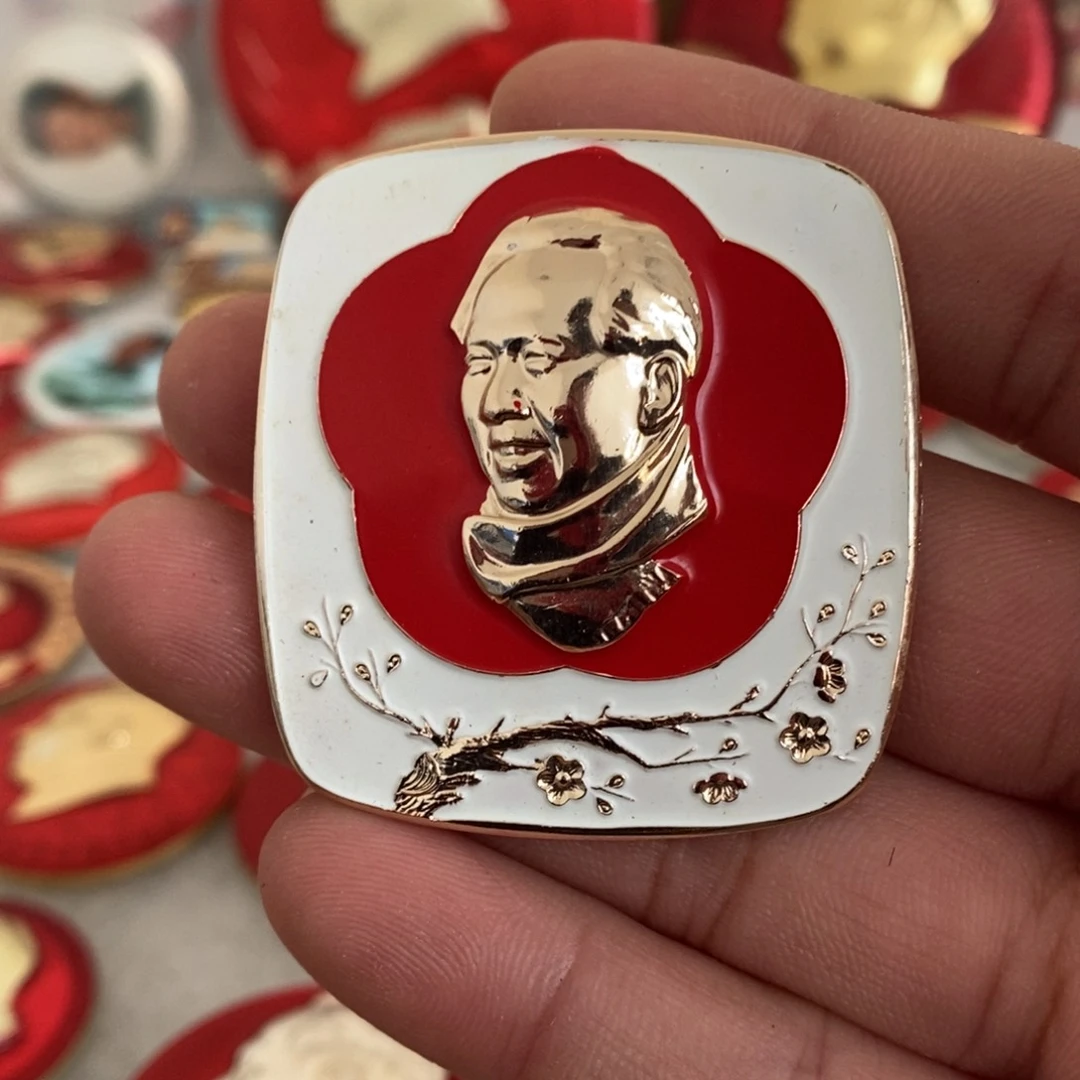 铝红色纪念章白色围脖梅花