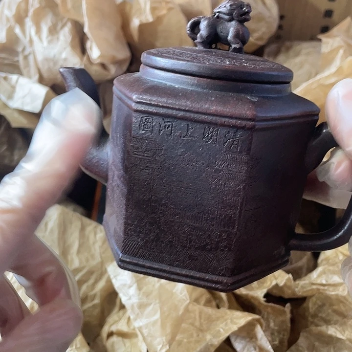 紫砂茶壶原矿泥料手工制作的一把紫砂壶。