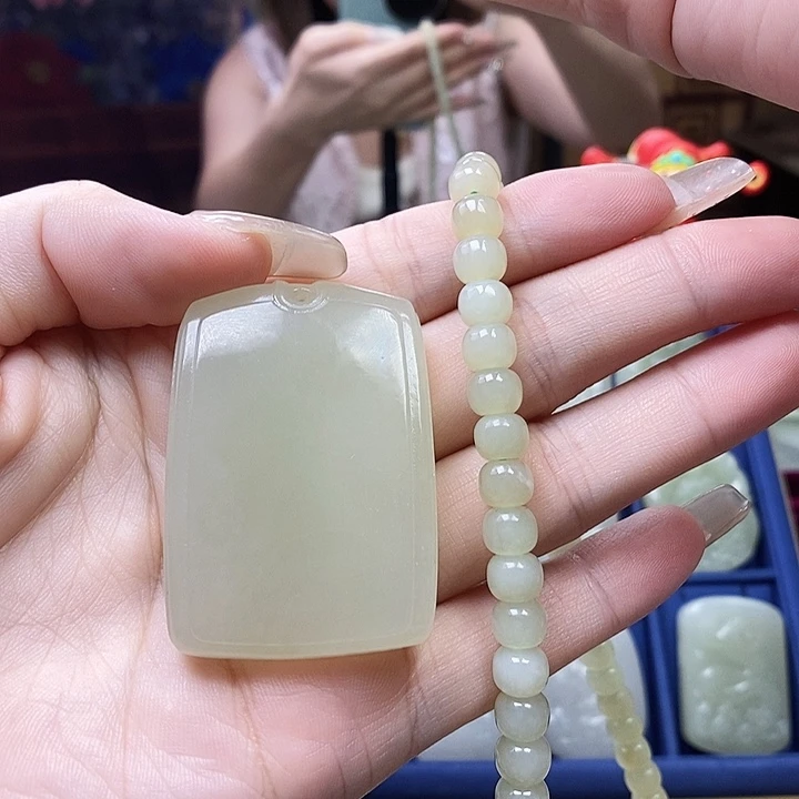 和田玉未镶嵌颈饰女*花