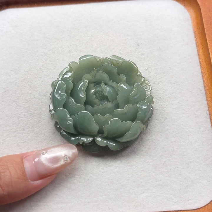 翡翠未镶嵌颈饰牡丹花